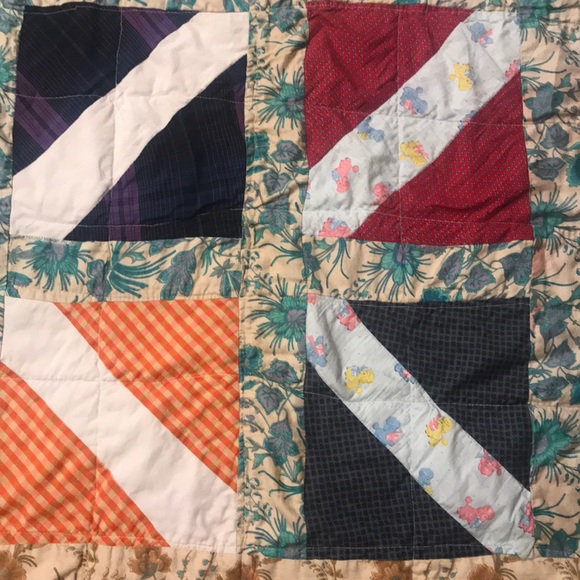 QUILT, COLORFUL, Patchwork VINTAGE FABRIC. 68”x88 looks better in Person. 🔎❤️👀 - Picture 4 of 16